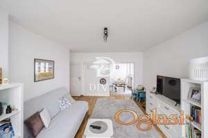 Svetao dvosoban stan na Karađorđevom trgu u Zemunu, 58m2